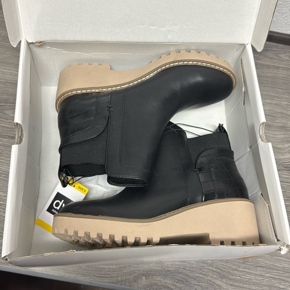 Dolce Vita Women's Slip On Rancher Ankle Chelsea Boot - Picture 2 of 6